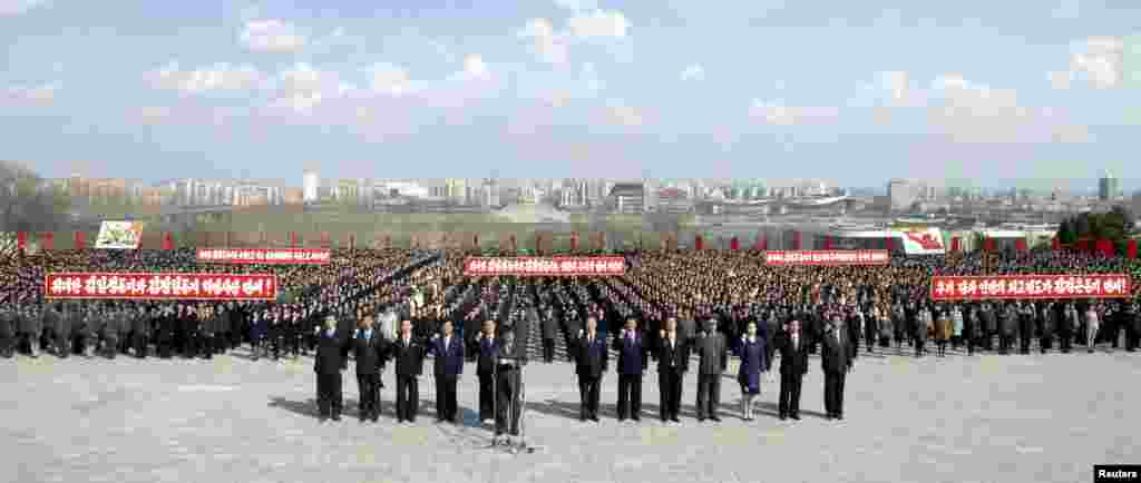People take part in an oath-taking before the statues of late North Korean leaders Kim Il-sung and Kim Jong-il on Mansudae Hill in Pyongyang, April 10, 2013. (KCNA)