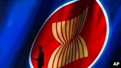 Seorang petugas berjalan melewati logo ASEAN pada konferensi Bisnis dan Investasi ASEAN di Nonthaburi, Thailand, pada 2 November 2019. (Foto: AP/Aijaz Rahi)