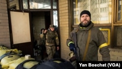 Warga sipil di Kyiv, Ukraina, ikut mempersenjatai diri dalam upaya "bela negara" menghadapi serangan pasukan Rusia. 