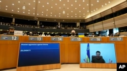 El presidente de Ucrania, Volodymyr Zelenskyy, se dirige al pleno del Parlamento Europeo, a través de un enlace remoto, durante una sesión extraordinaria sobre Ucrania en Bruselas, el 1 de marzo del 2022.