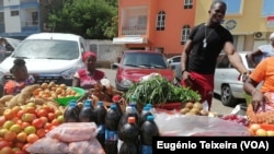 Vendedores no mercado de rua, na Cidade da Praia, Santiago, Cabo Verde