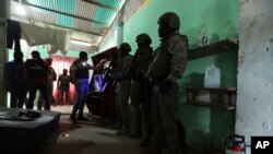 Los operativos de las fuerzas policiales y militares del Estado ecuatoriano se focalizan en la captura de cargamentos de droga, armas y en atacar las estructuras crimen organizado. Efectivos captados durante operativo de este 1 de febrero en un vecindario de Duran, Ecuador.