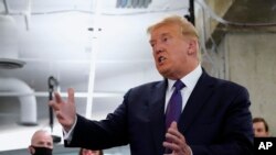 El expresidente Donald Trump habla en su sede de campaña el día de las elecciones, el 3 de noviembre de 2020, en Arlington, EE. UU. 