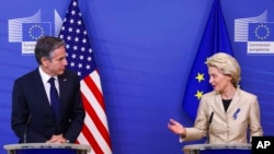 U.S. Secretary of State Antony Blinken and European Commission President Ursula von der Leyen participate in a media conference prior to a meeting at EU headquarters in Brussels, March 4, 2022.