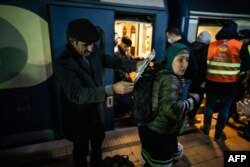 Refugees coming from Ukraine arrive at the North Railway Station in Bucharest, early March 4, 2022.