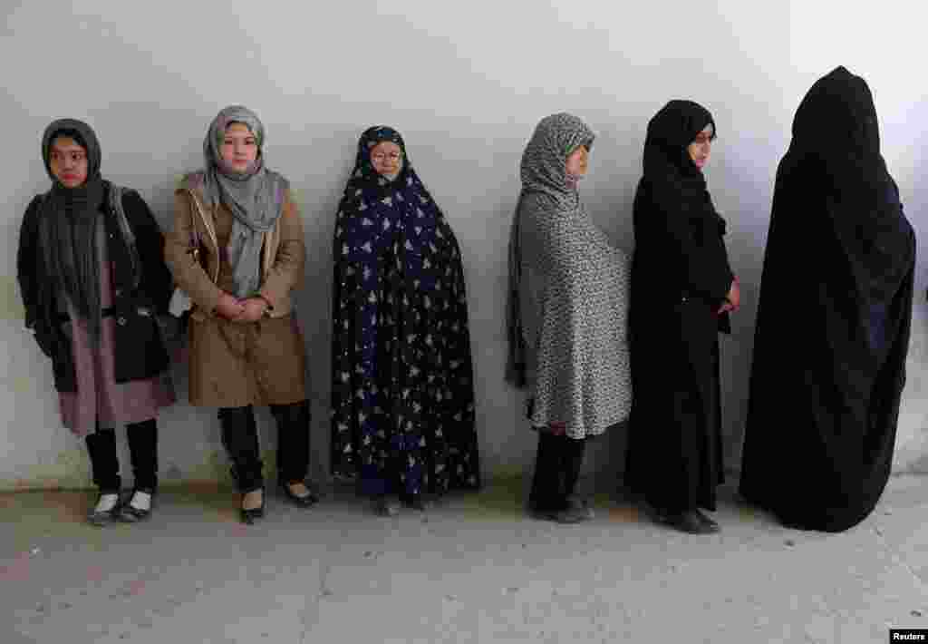 Para perempuan Afghanistan antri untuk mendapatkan kartu pemilih di kota Kabul, menjelang pilpres Afghanistan yang akan berlangsung tanggal 5 April 2014.