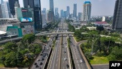 Foto yang menunjukkan jalan-jalan yang sebagian sepi di Jakarta pada 3 Juli 2021, karena Ipemerintah memberlakukan PPKM karena varian Delta. (Foto: AFP/Bay ismoyo)