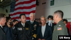 美國海軍公佈的照片顯示，在日本海上自衛隊閱艦活動期間，日本首相岸田文雄在美國駐日本大使拉姆·伊曼紐爾陪同下登上美國海軍裡根號航空母艦，與美國軍人會面。(2022年11月6日)