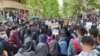 خوێندکارانی زانکۆکان لە تاران بەردەوامن لە خۆپیشاندانەکانیان، لە کاتێکدا ڕەئیسی سەردانی زانکۆیەکی تاران دەکات