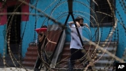 El régimen de excepción iniciado en marzo pasado en El Salvador ha dejado 58.000 personas capturadas, entre ellos 1.600 niños, según un informe de Human Rigths Watch y Cristosal. 