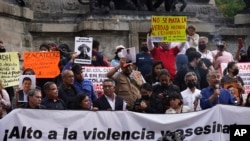 Sejumlah wartawan Meksiko melakukan aksi terkait maraknya pembunuhan jurnalis di negara tersebut, di Mexico City, 9 Mei 2022. Meksiko tetap menjadi salah satu negara paling berbahaya bagi jurnalis. (Foto: AP)