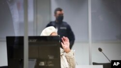 Irmgard Furchner, yang dituduh sebagai bagian dari aparat yang membantu fungsi kamp konsentrasi Stutthof Nazi, tiba di pengadilan untuk pembacaan vonis dalam persidangannya di Itzehoe, Germay, Selasa, 20 Desember 2022. (Christian Charisius/Pool via DPA)