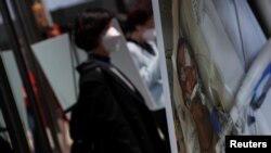 2021年4月27日，在紐約市的一場新聞發布會上，一張照片顯示，在紐約曼哈頓哈萊姆社區於2021年4月23日遭襲擊的馬耀潘生命垂危，在醫院接受治療。