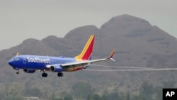 Un avión de Southwest Airlines llega al aeropuerto internacional Sky Harbor el miércoles 28 de diciembre de 2022 en Phoenix. (Foto AP/Matt York)