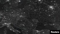 NASA公佈的歐洲夜間燈光分佈衛星圖顯示俄羅斯空襲使烏克蘭燈光明顯減少。(2022年11月23日)