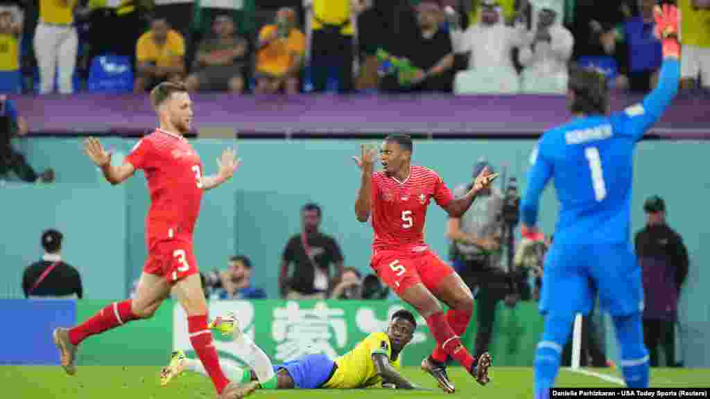 Jwe Brezily Viniius Junior tonbe bo kote defanse Swis Manuel Akanji pandan dezyem mitan match Gwoup G yo a, 28 Nov. 2022.