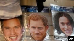 Máscaras que muestran al príncipe William de Gran Bretaña, a la izquierda, al príncipe Harry, al centro, y a su esposa Meghan, a la derecha, a la venta en una tienda en Londres, el viernes 6 de enero de 2023.