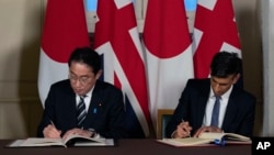 英國首相蘇納克(右)與日本首相岸田文雄在倫敦塔舉行雙邊會議期間簽署兩國防務協議。（2023年1月11日）