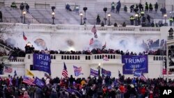 Masa pendukung Donald Trump menyerbu Gedung Capitol, di Washington, dalam sebuah serangan massal pada 6 Januari 2021. (Foto: AP/John Minchillo)