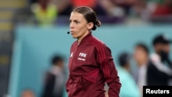 La árbitro francesa Stephanie Frappart fue la cuarta jueza en el partido del Mundial entre México y Polonia, el 22 de noviembre de 2022, en el estadio 974 de Doha, en Qatar.