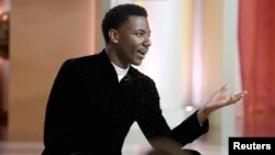 Jerrod Carmichael presenta el 80º espectáculo anual de los Golden Globe Awards® en el Beverly Hilton de Beverly Hills, California, EEUU., el martes 10 de enero de 2023.