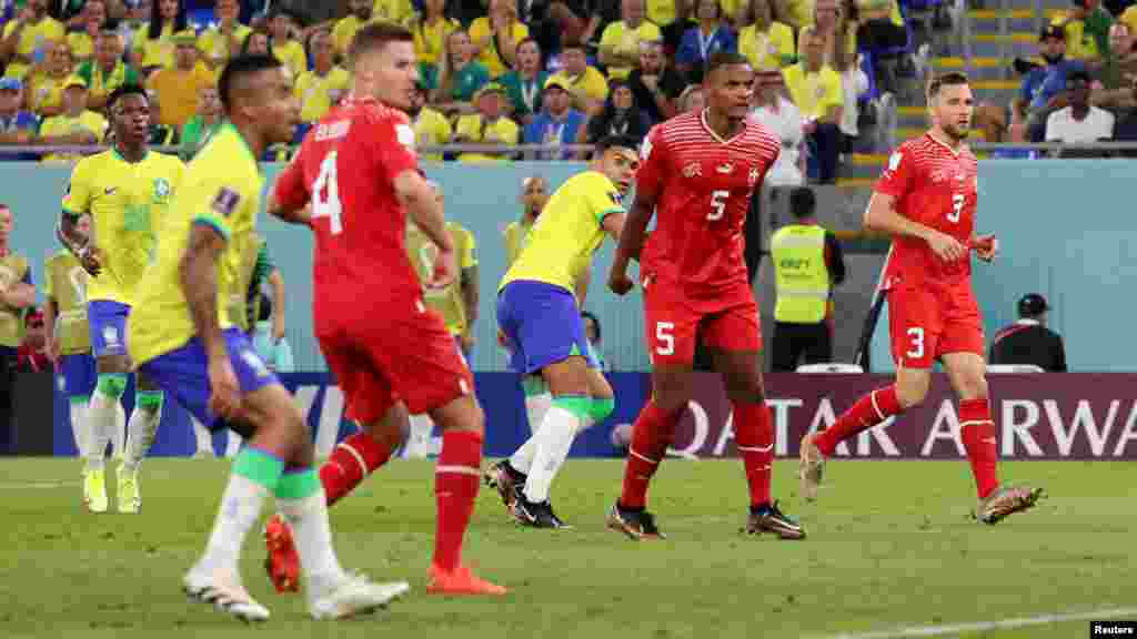 Jwe Brezilyen Casemiro make premye gol la pou Brezil nan match Gwoup G yo a kont La Swis nan Doha, Qatar, 28 Nov. 2022.