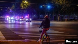 北京民眾在網上呼籲舉行抗議疫情嚴厲封控政策的街道上，多輛警車加緊巡邏。（2022年11月29日）