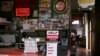 Un cartel ofrece contratación en un restaurante en la ciudad de Louisville, estado de Kentucky, en junio de 2021 tras algo más de un año de restricciones por la pandemia de COVID-19.