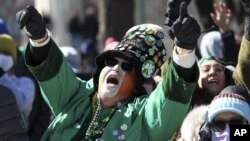 Un asistente al desfile grita durante el Desfile del Día de San Patricio en South Columbus Drive, el sábado 12 de marzo de 2022, en Chicago. (John J. Kim/Chicago Tribune vía AP)