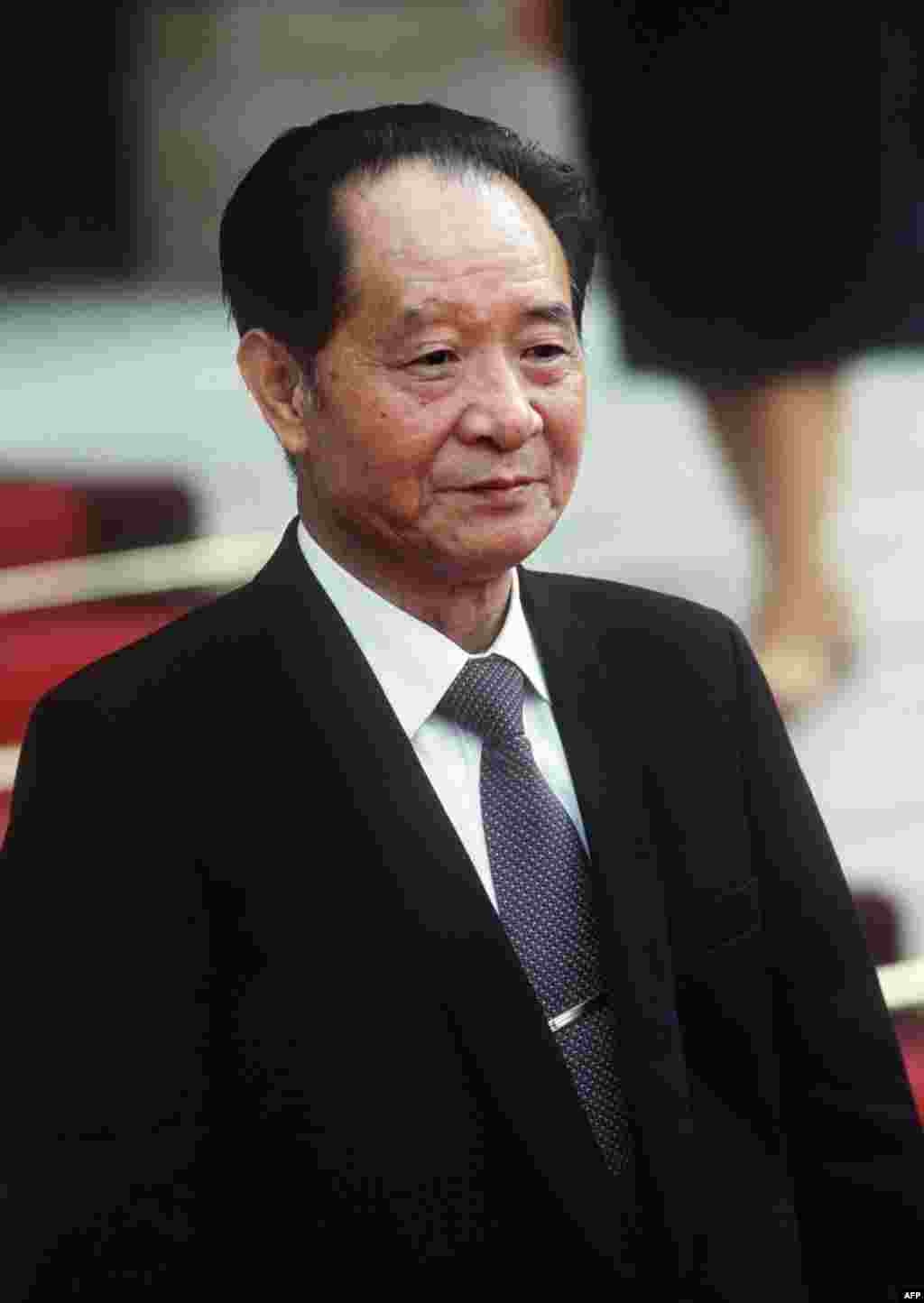 1986年6月16日,中国共产党总书记胡耀邦在与法国总统密特朗会晤后,在巴黎爱丽舍宫的台阶上举行新闻发布会。