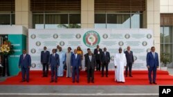 Photo de famille lors du cinquième sommet extraordinaire de la CEDEAO à Accra, au Ghana, le vendredi 25 mars 2022.