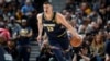 Nikola Jokić u napadu protiv Los Anđeles Klipersa, u Denveru 22. marta 2022. (Foto: AP/David Zalubowski)