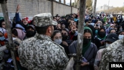 حضور زنان در برابر ورزشگاه امام رضا در شهر مشهد پیش از آغاز مسابقۀ فوتبال میان تیم‌های ایران و لبنان 