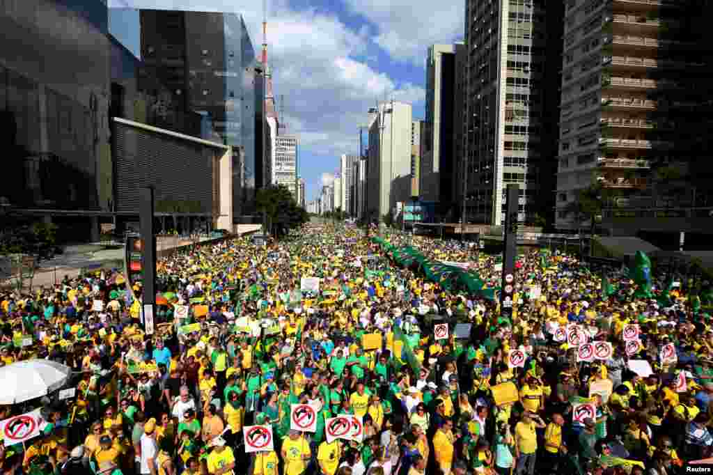 Thousands of demonstrators attend a protest against Brazil's President Dilma Rousseff at Paulista Avenue in Sao Paulo's financial center, Brazil, Aug. 16, 2015.