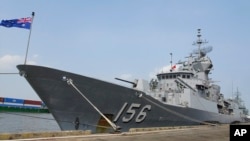 在越南胡志明市停靠的澳大利亞皇家海軍圖文巴號驅逐艦。(2018年4月19日)