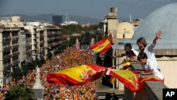 Miles de catalanes salieron a las calles de Barcelona el domingo para expresar su rechazo al intento del gobierno catalán de emitir una declaración de independencia este martes.