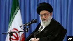 លោក​Ayatollah Ali Khamenei មេដឹកនាំកំពូលនៃ​ប្រទេស​អ៊ីរ៉ង់ បាន​រិះគន់​យ៉ាង​ខ្លាំង​ដល់​ស.រ.អ.ដោយ​លោក​បាន​ចោទប្រកាន់​រដ្ឋាភិបាល​ក្រុង​វ៉ាស៊ីនតោន ថា​បាន​បង្កើតរឿង​មិនពិត​​ពី​អាវុធ​នុយក្លេអ៊ែរ​អ៊ីរ៉ង់។