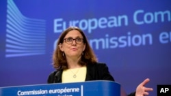 រូបឯកសារ៖ លោកស្រី​ Cecilia Malmstrom រដ្ឋ​មន្ត្រី​ពាណិជ្ជកម្ម​សហភាព​អឺរ៉ុប​ថ្លែង​ក្នុង​អំឡុងពេល​នៃ​សន្និសីទ​សារព័ត៌មាន​មួយ ​នៅ​ឯ​ទីស្នាក់ការ​សហភាព​អឺរ៉ុប​ក្នុង​រដ្ឋធានី ព្រុចសែល កាល​ពី​ថ្ងៃ ​សុក្រ ទី១ ខែ មិថុនា ឆ្នាំ២០១៨។