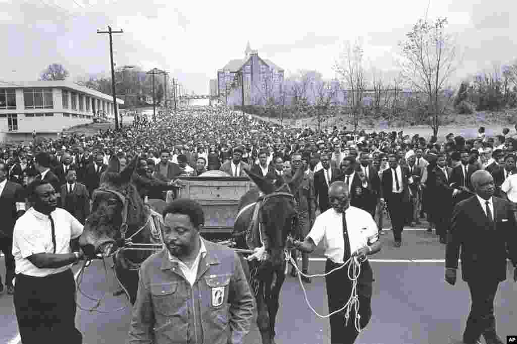 Gawar Martin Luther King Jr a yayin da ake kai ta makarantar Morehouse College dake Atlanta, Jihar Georgia a watan Afrilu na 1968, a bayan da wani bature ya harbe shi har lahira.