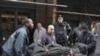 Polisi New York membawa jenazah Mark Madoff yang ditemukan gantung diri hari Sabtu, 11 Desember 2010.
