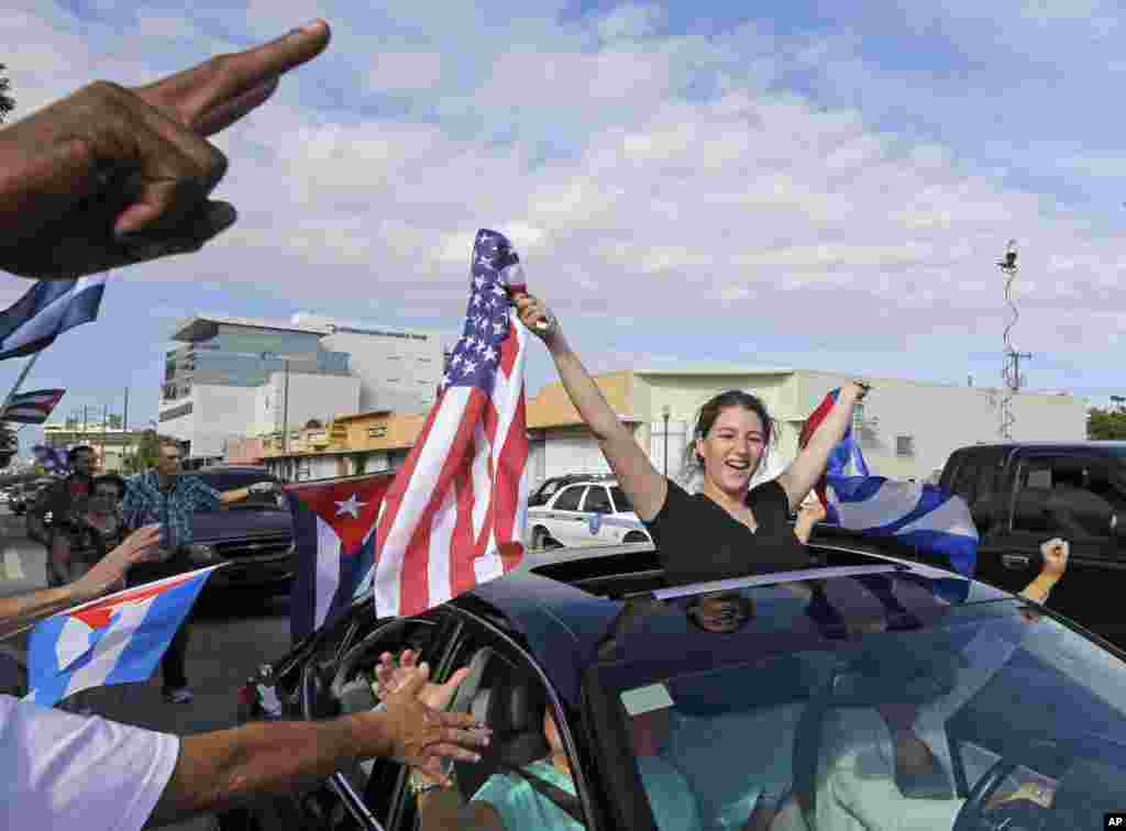 Algarabía y alergría por muerte de Fidel Castro inunda las calles de "La pequeña Habana" en Miami, Florida.