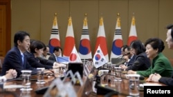 韩国总统朴槿惠和日本首相安倍晋三在首尔就慰安妇问题进行磋商。
