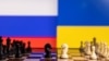 Илустрацијата ги прикажува знамињата на Русија и Украина