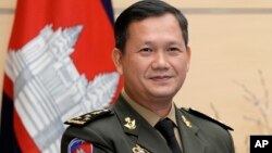 រូបឯកសារ៖ លោកឧត្តមសេនីយ៍ឯក ហ៊ុន ម៉ាណែត មេបញ្ជាការកងទ័ពជើងគោកកម្ពុជា និងជាកូនប្រុសច្បងរបស់លោកនាយករដ្ឋមន្ត្រី ហ៊ុន សែន ឈរថតរូបនៅមុនជំនួបរបស់លោកជាមួយនឹងសមភាគីជប៉ុននៅទីក្រុងតូក្យូ ប្រទេសជប៉ុន ថ្ងៃទី ១៦ ខែកុម្ភៈ ឆ្នាំ២០២២។