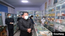 北韓官方2022年5月15日公佈的領導人金正恩視察一家藥店的情形。（朝中社）