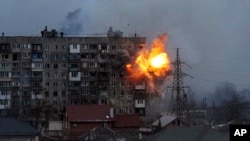 Jumba likiwaka moto baada ya kushambuliwa kwa bomu, Mariupol, Ukraine. March 11, 2022