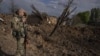 Un militar ucraniano inspecciona un lugar tras un ataque aéreo de fuerzas rusas en Bahmut, Ucrania, el martes 10 de mayo de 2022. (AP Foto/Evgeniy Maloletka)