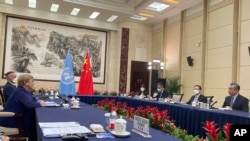 Komisioner Tinggi HAM PBB, Michelle Bachelet (kiri) melakukan pertemuan dengan Menlu China Wang Yi (kanan) di Guangzhou, China selatan (23/5).