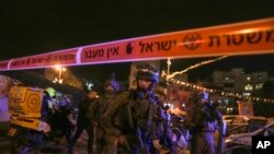 Pasukan Israel mengamankan sebuah area di kota Elad, Israel, 5 Mei 2022. Polisi Israel menembak mati seorang pria Palestina pada Senin (15/8) karena dituduh berusaha menikam sejumlah petugas keamanan. (Foto: AP)