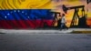 Un hombre pasa frente a un mural alusivo a la industria petrolera en Caracas, Venezuela, el sábado 21 de mayo de 2022.